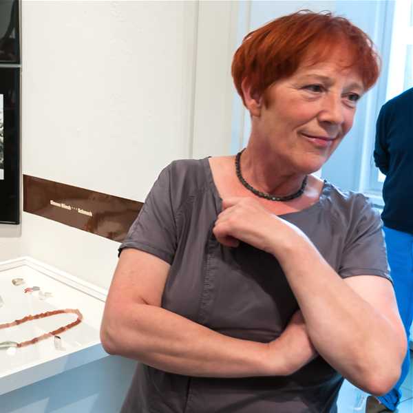 Simone Mönch auf der Ausstellungseröffnung POSTULATE in Bad Doberan
